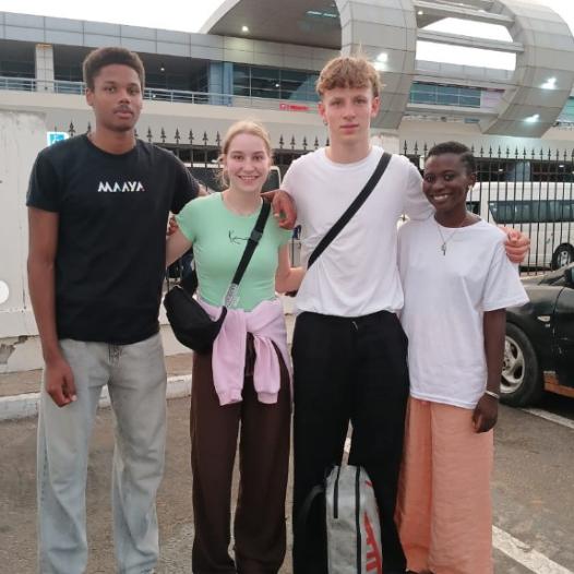 Empfang der Weltfreiwilligen am Flughafen Dakar