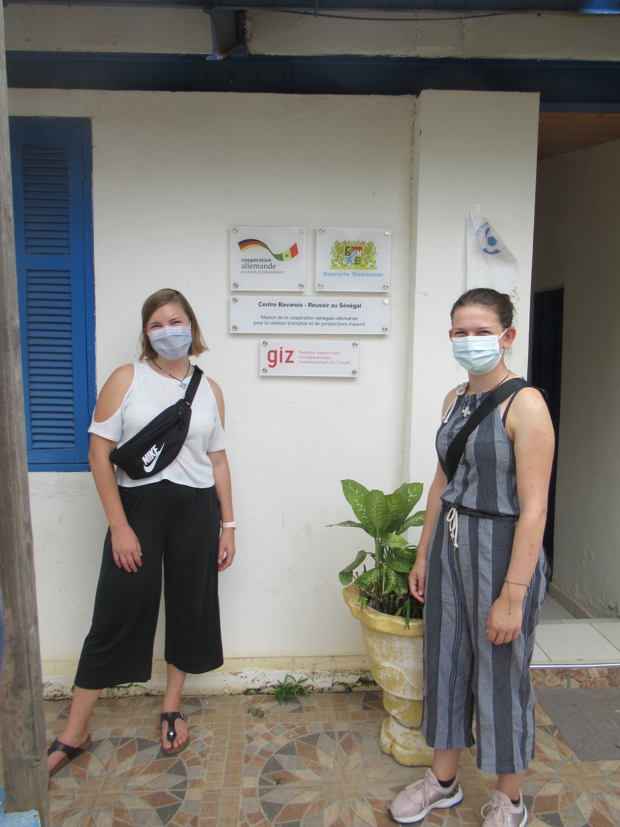 Carolina Bickel (links) und Anna Weber vor dem Bayerischen Haus in Thiès