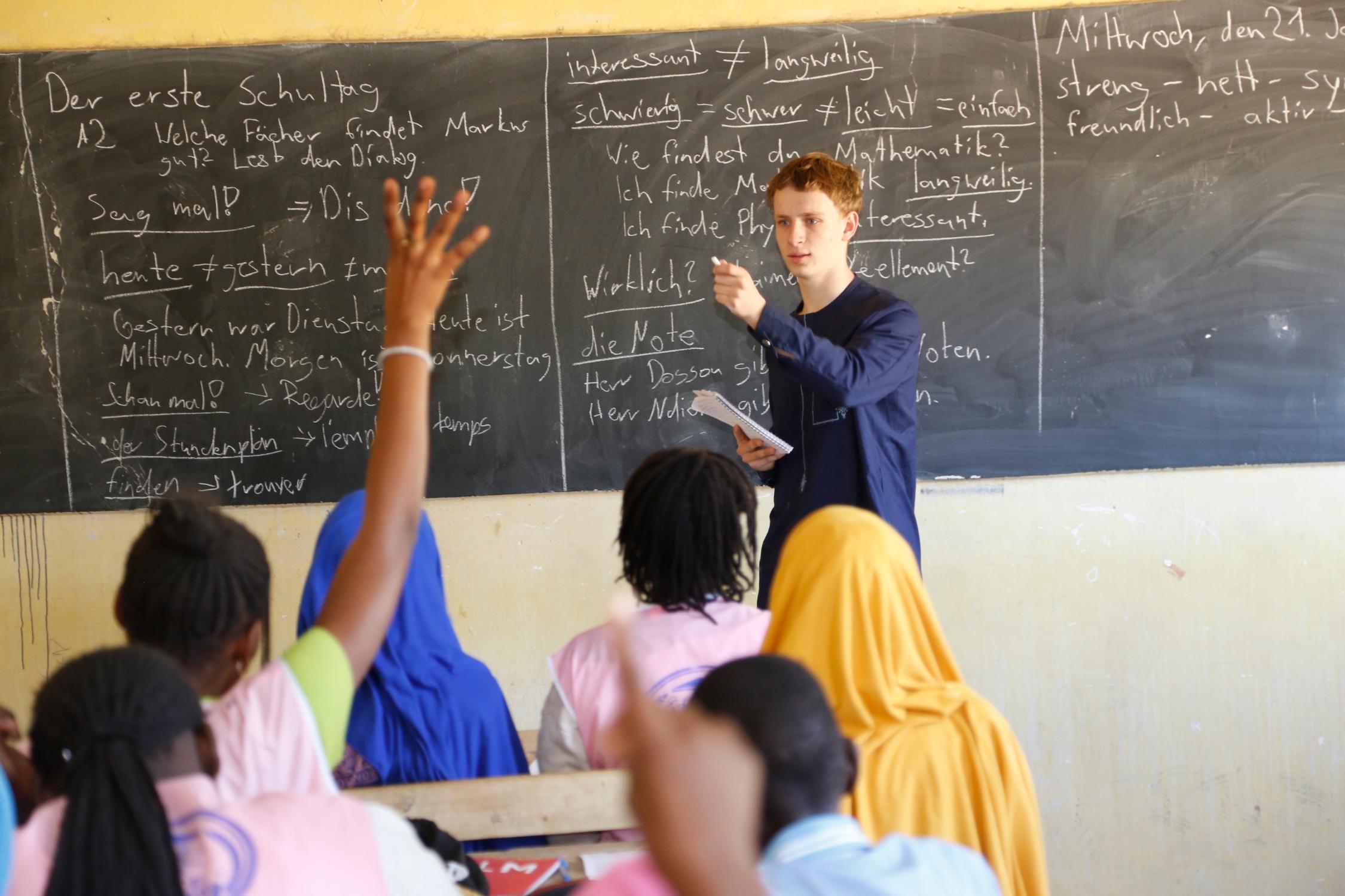 Manuel Viniol beim Deutschunterricht in Fandene.