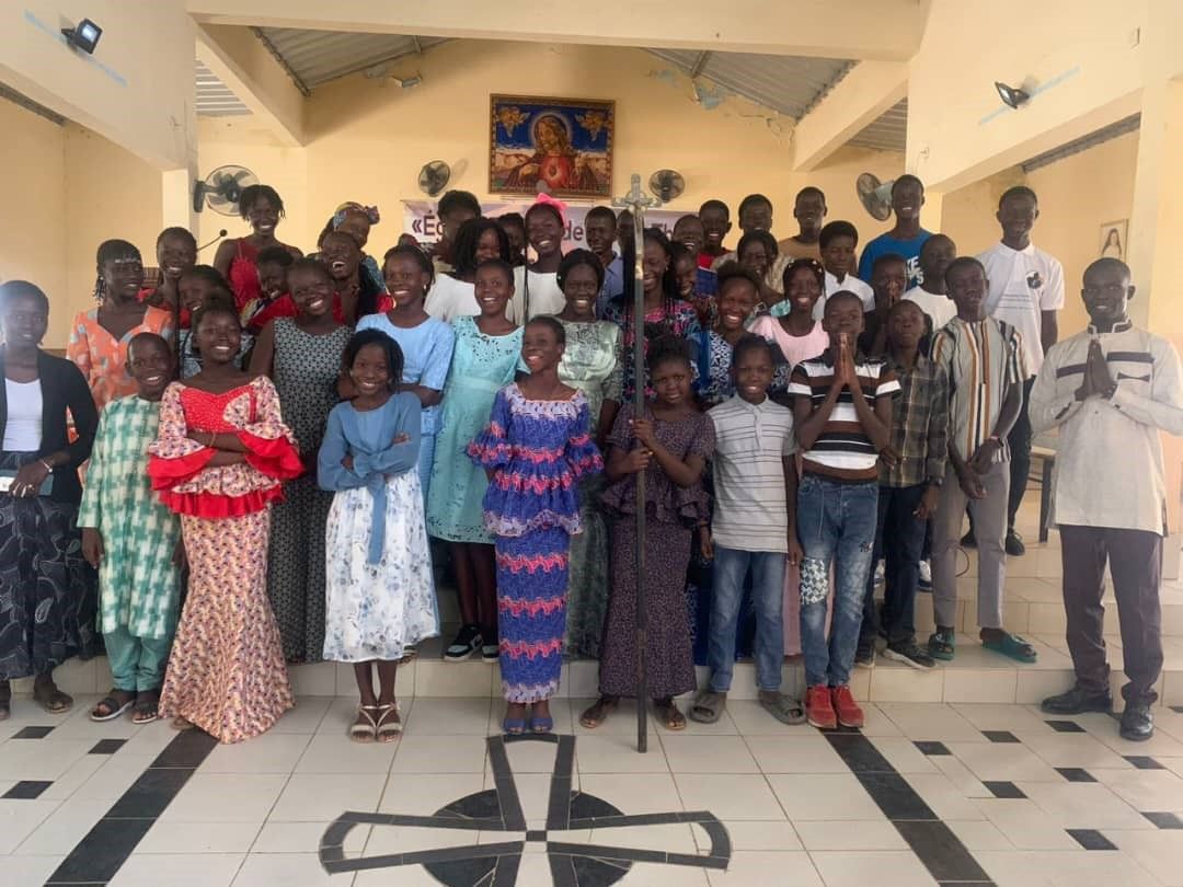 Ministranten im Senegal: oft noch ohne passende Kleidung