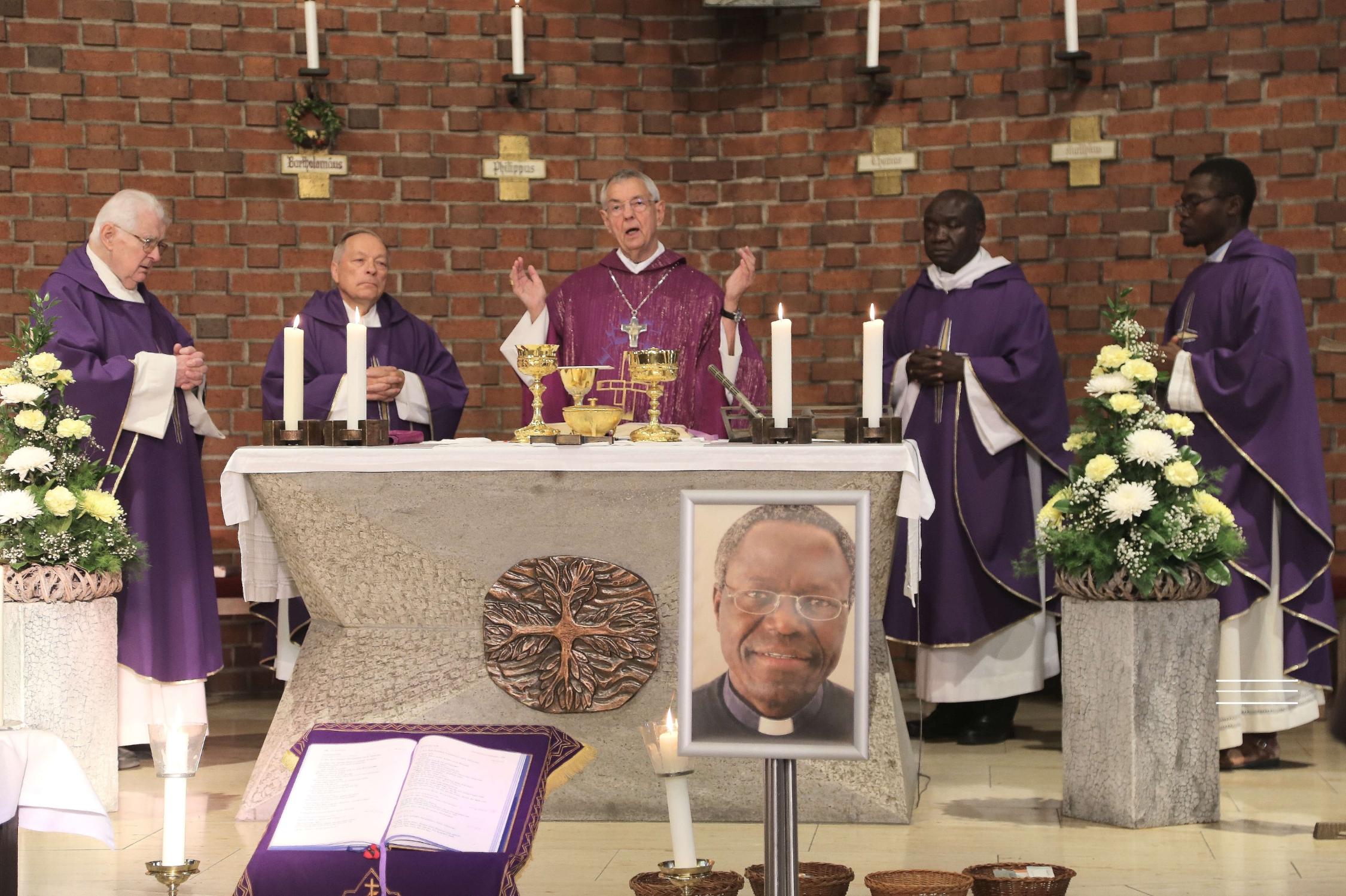 Erzbischof em. Ludwig Schick stand dem Trauergottesdienst vor. Neben ihm am Altar stehen (von links) Pfarrer i.R. Ewald Thoma, Generalvikar Georg Kestel, Pfarrvikar Abbé Epiphane Mbengue (Oberhaid) und Abbé Jules Benoit Ndione aus dem Partnerbistum Thiès.