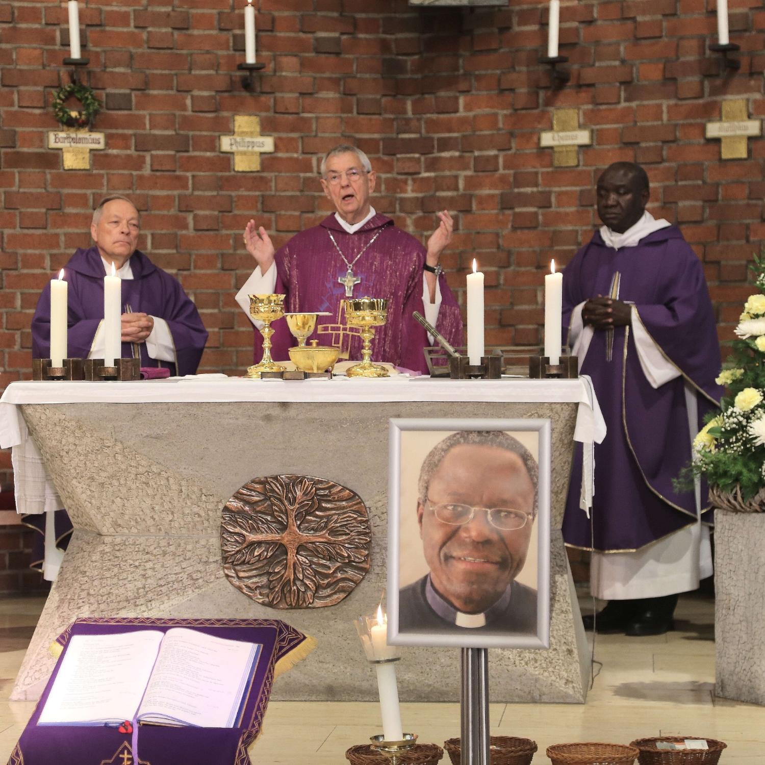 Erzbischof em. Ludwig Schick stand dem Trauergottesdienst vor. Neben ihm am Altar stehen (von links) Pfarrer i.R. Ewald Thoma, Generalvikar Georg Kestel, Pfarrvikar Abbé Epiphane Mbengue (Oberhaid) und Abbé Jules Benoit Ndione aus dem Partnerbistum Thiès.