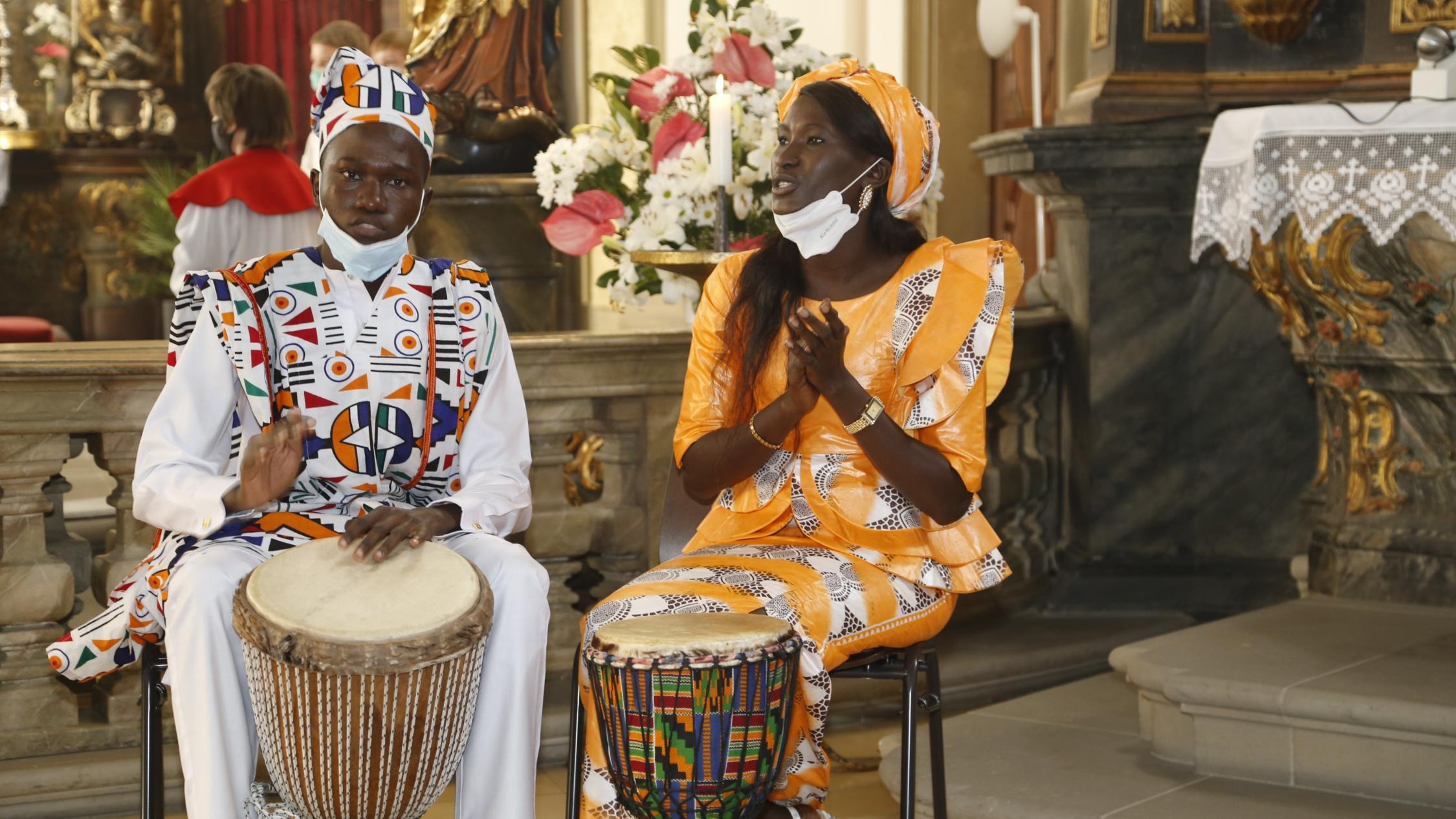 Jeanne Maty Tine (rechts) und Vincent Ndione bereichern mit ihrem Spiel an der Djembe - der traditionellen afrikanischen Trommel – thematische Gottesdienste.