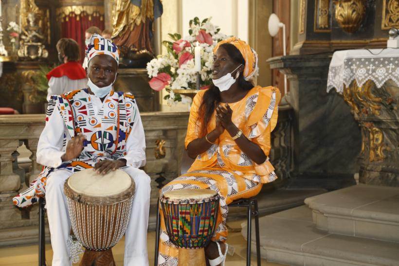 Jeanne Maty Tine (rechts) und Vincent Ndione bereichern mit ihrem Spiel an der Djembe - der traditionellen afrikanischen Trommel – thematische Gottesdienste