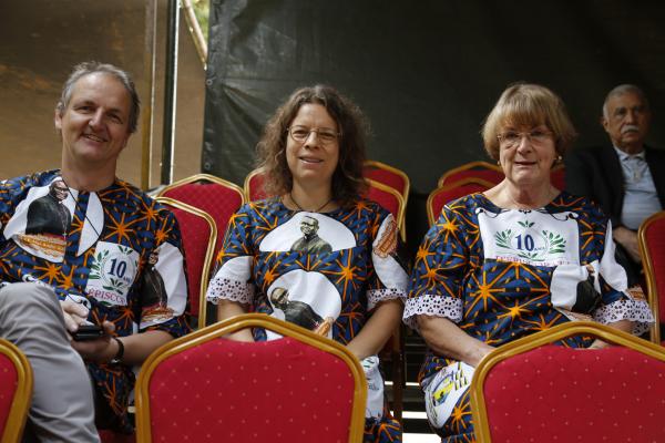 Im eigens für den Anlass im Senegal geschneiderten Outfit genießen die Bamberger das große Fest zum Bischofsjubiläum (v. li.): Michael Kleiner, Elisabeth Moser-Berner und Josef Weber.