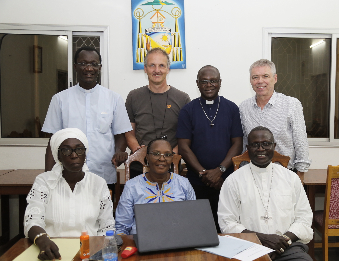 Albert Sené, Generalvikar Thiès, Josef Weber, Vorstandsmitglied Joseph-Stiftung, Theodore Seck, Finanzdirektor Thiès, Michael Kleiner, Weltkirchenreferent Erzbistum Bamberg; (untere Reihe von links): Marie-Pierre Ndaye, Juristin, Philomane Faye, Verwaltungsexpertin, und der Stiftungsratsvorsitzende Bischof André Guèye.